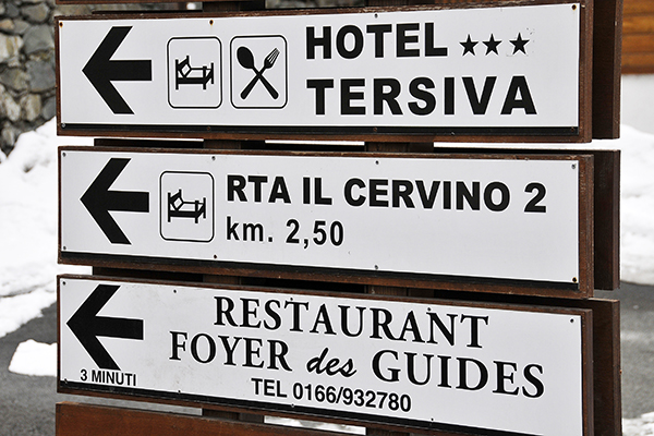 Cartelli indicatori al bivio di Valtournenche. (Foto: Massimo Mormile)